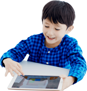 タブレット端末で学習している男児