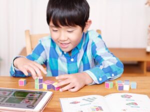 ワンダーボックスで学習する男児